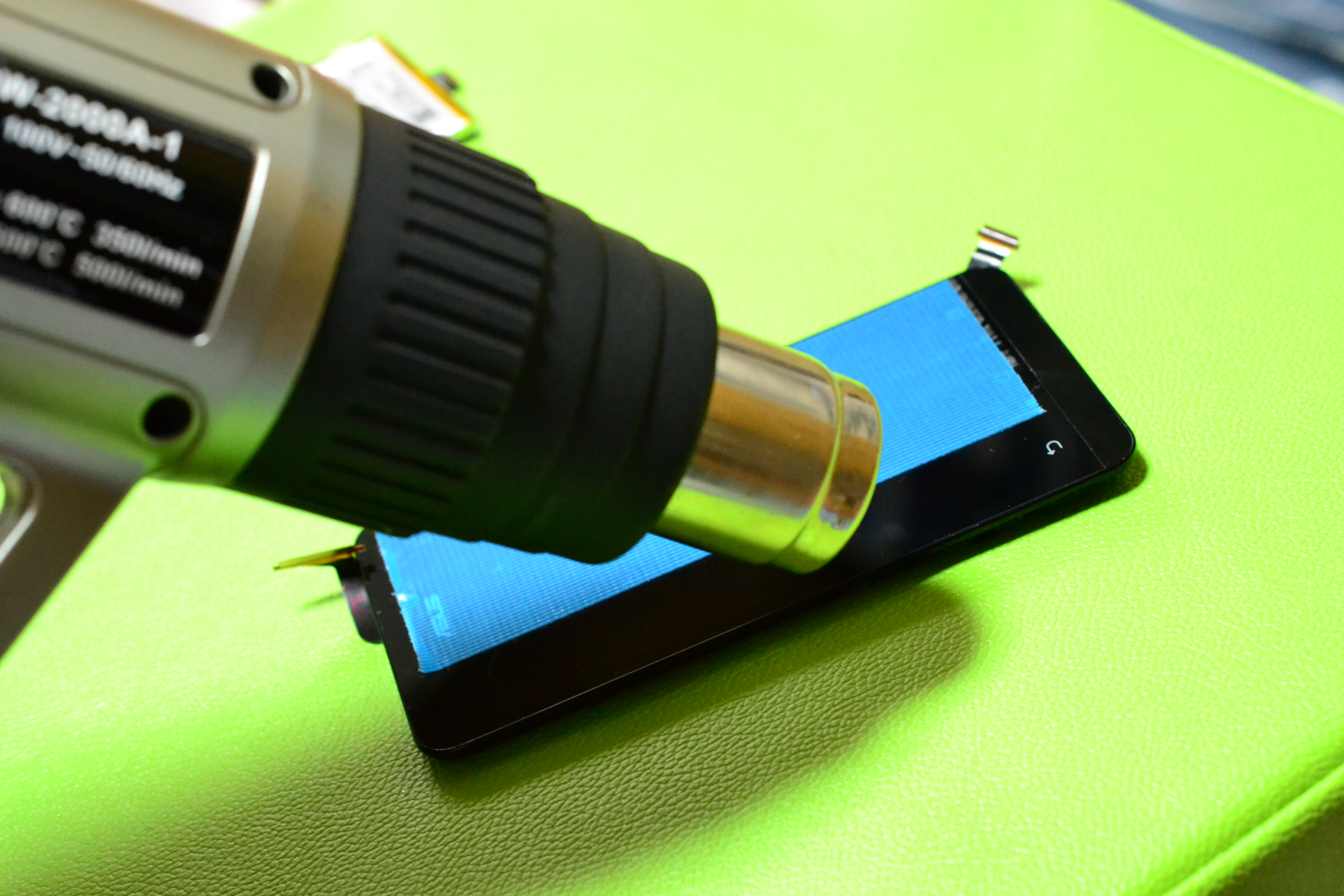 ZenFone5 割れた液晶を格安修理する3(パネル交換編) - まず分解。