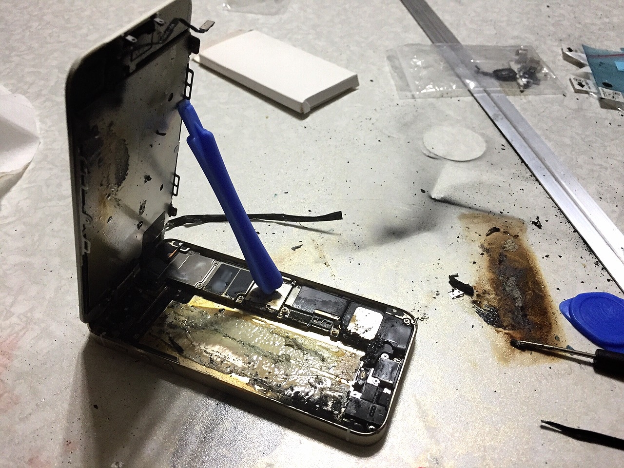 Iphoneバッテリー交換失敗による発火に注意 まず分解