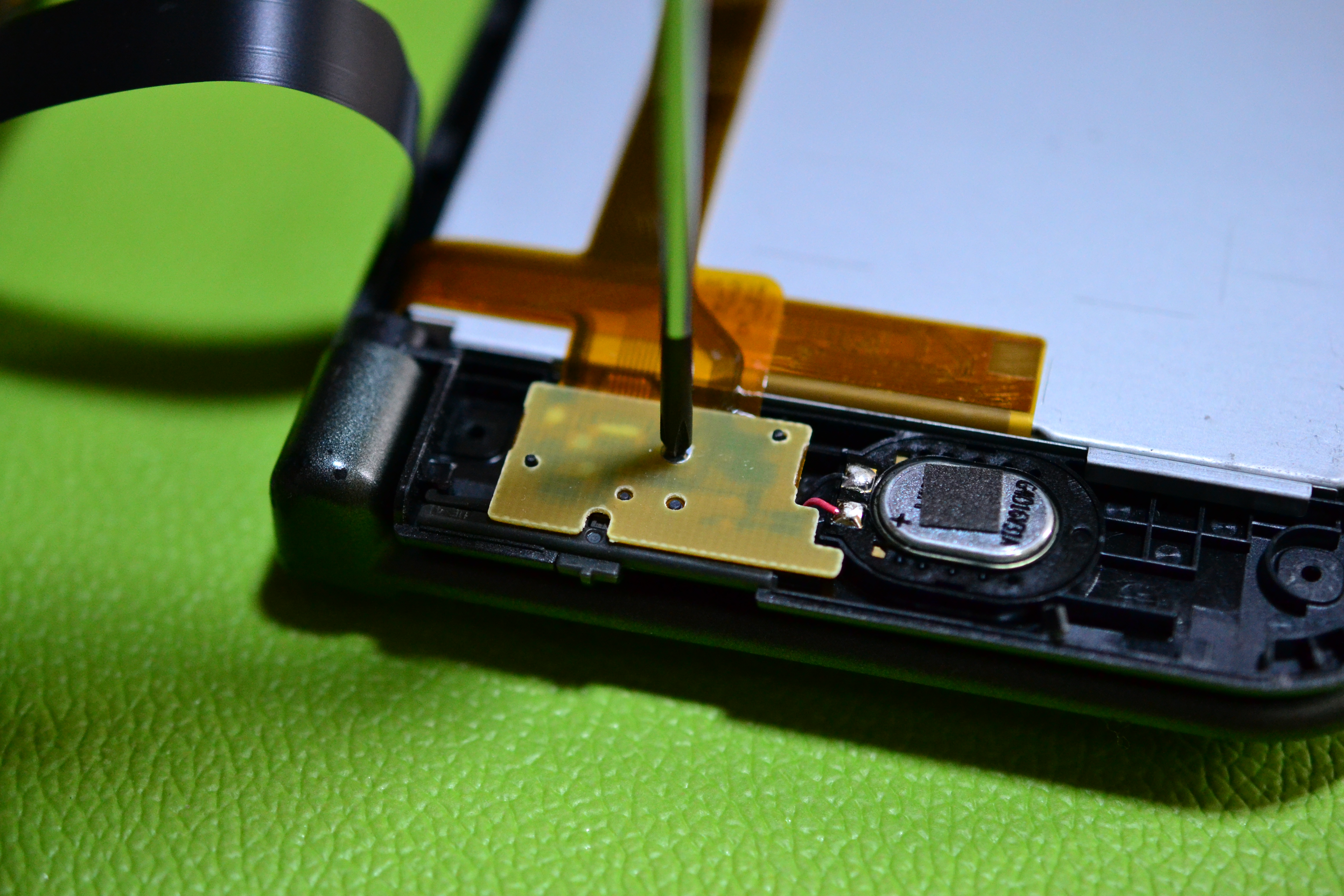 NEW ニンテンドー 3DS LL 格安で液晶修理する3（液晶交換編） - まず分解。