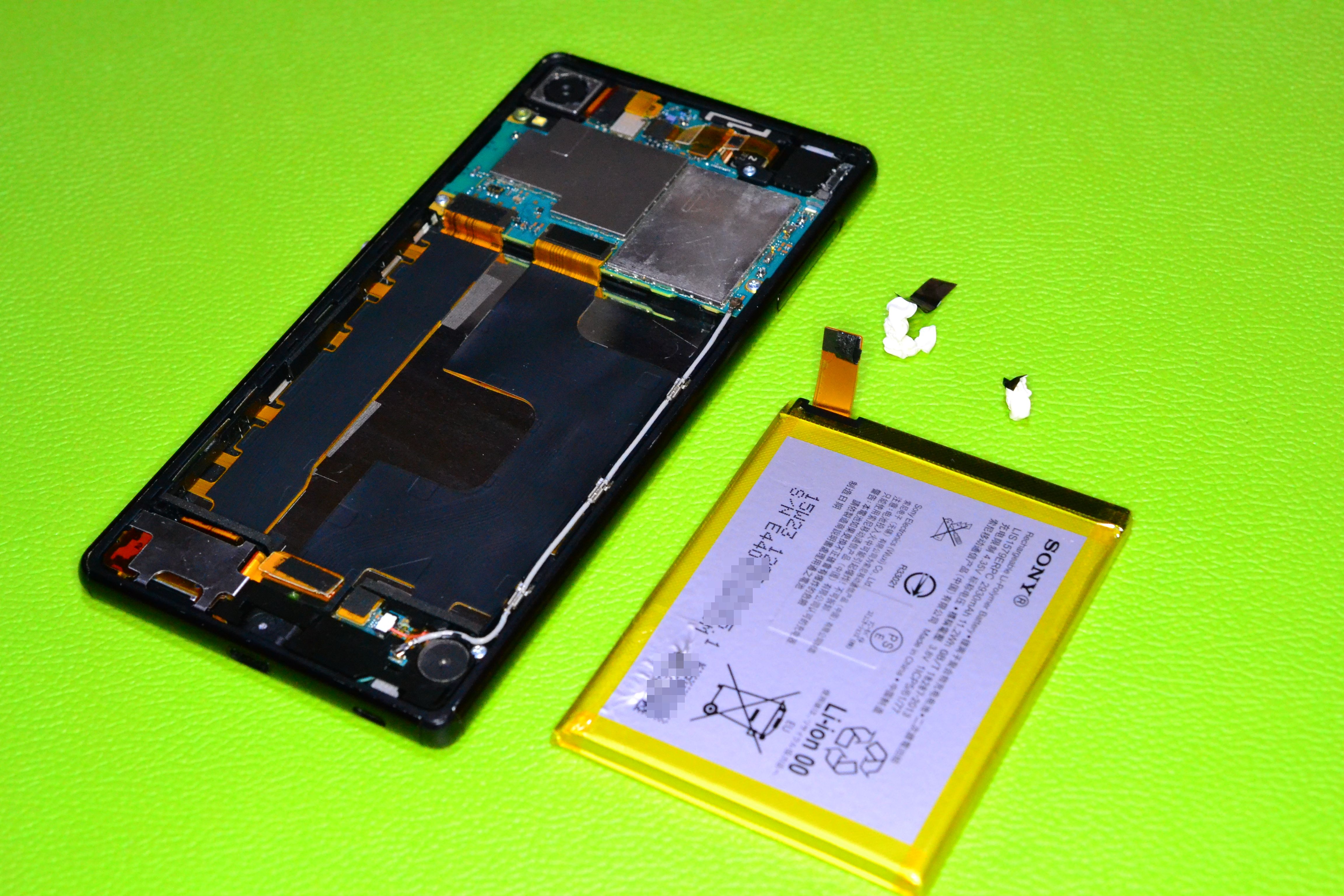 Xperiaz4 割れた液晶を格安修理2 バッテリー外し まず分解