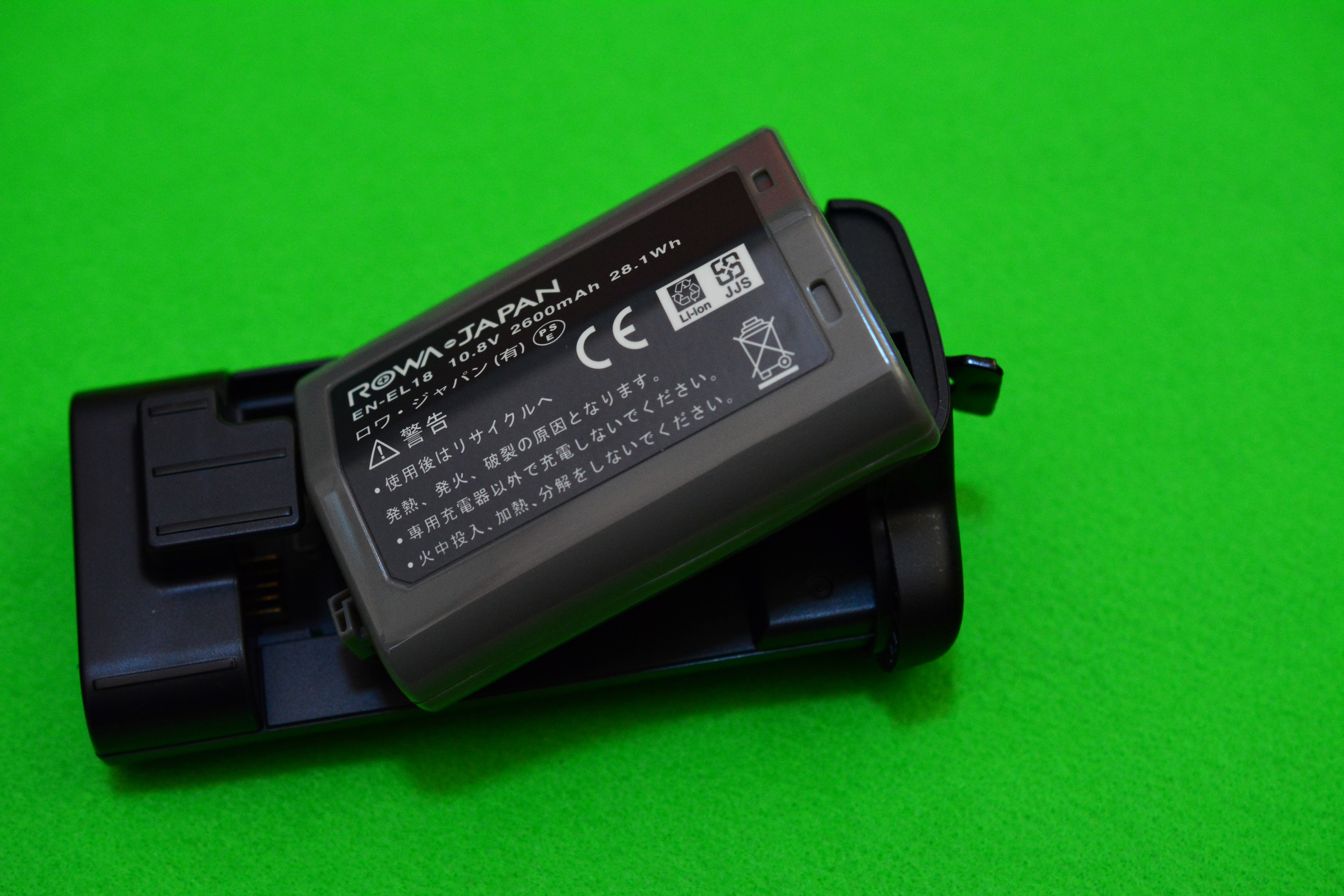 Nikon D850にMB-D18互換の格安バッテリーグリップを装着する。 - まず分解。
