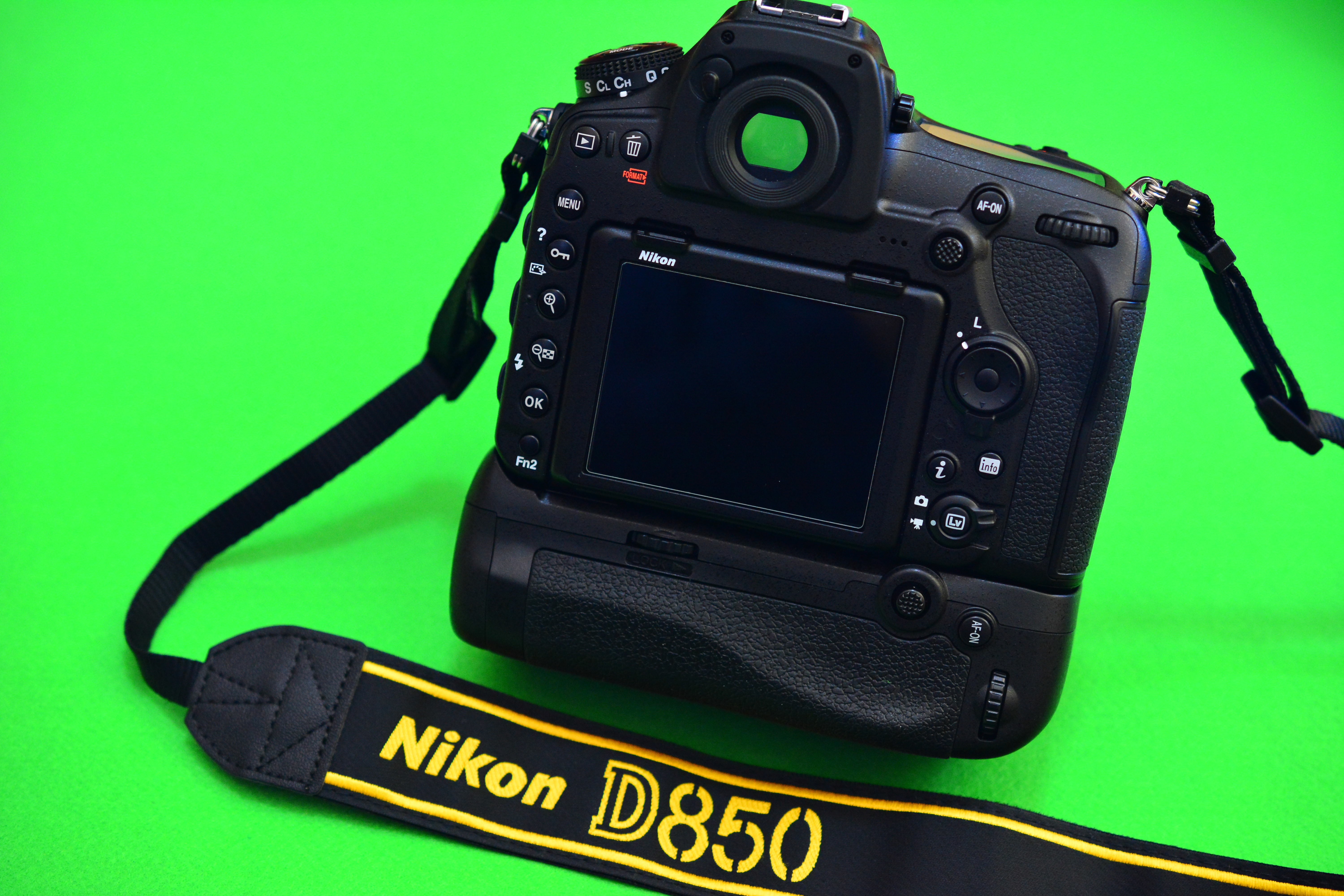 Nikon D850にMB-D18互換の格安バッテリーグリップを装着する。 - まず 