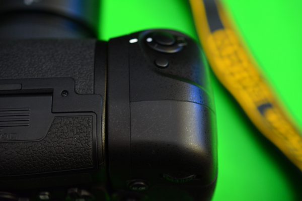 Nikon D850にMB-D18互換の格安バッテリーグリップを装着する。 - まず 