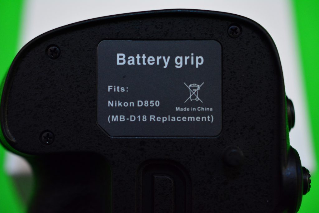 Nikon D850にMB-D18互換の格安バッテリーグリップを装着する。 - まず分解。
