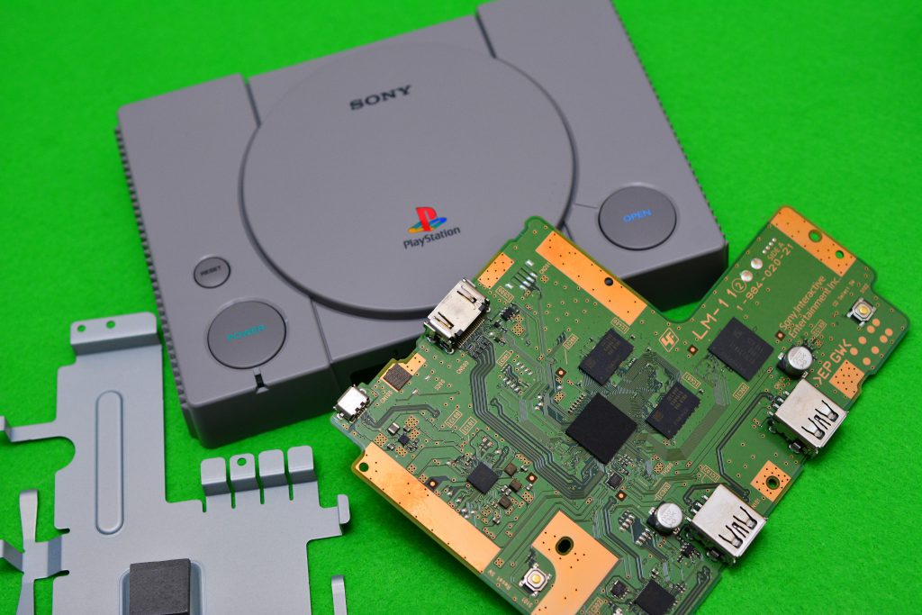 プレイステーションクラシックを分解してみた。 - まず分解。