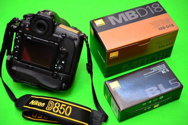 MB-D18 Nikon純正品と互換品を比較する。 - まず分解。