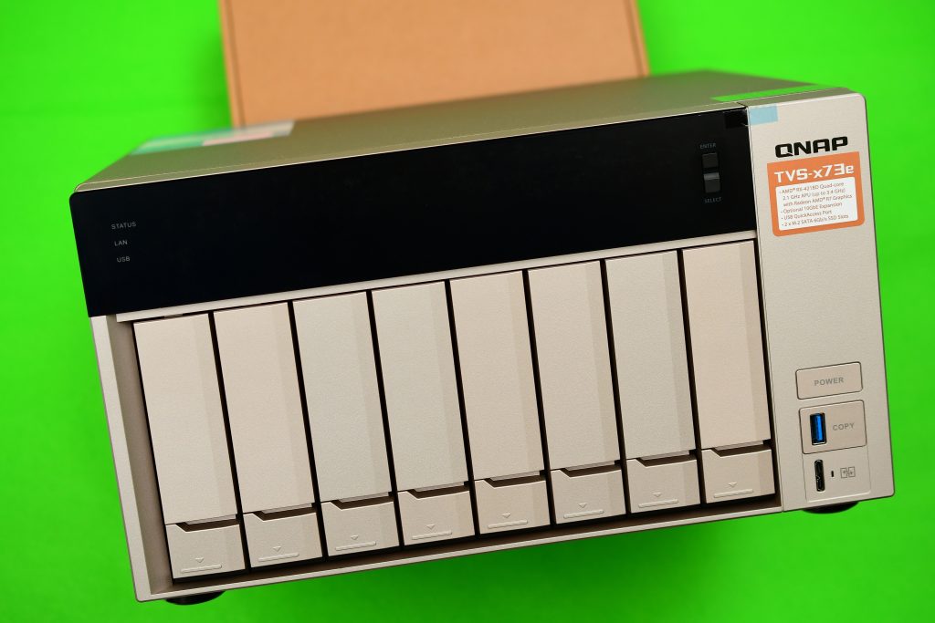 QNAP TVS-873e NAS 外観レビュー - まず分解。